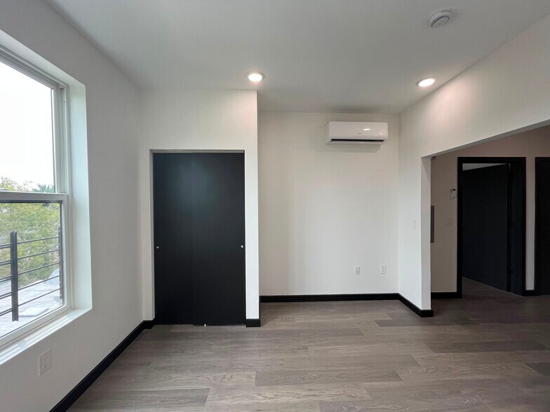 Building Photo - 135 Mallory Ave