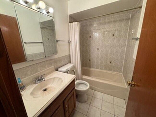 Building Photo - Rogers Park Apts for Rent!