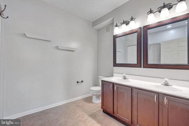 Building Photo - 2400 Chestnut Terrace Ct