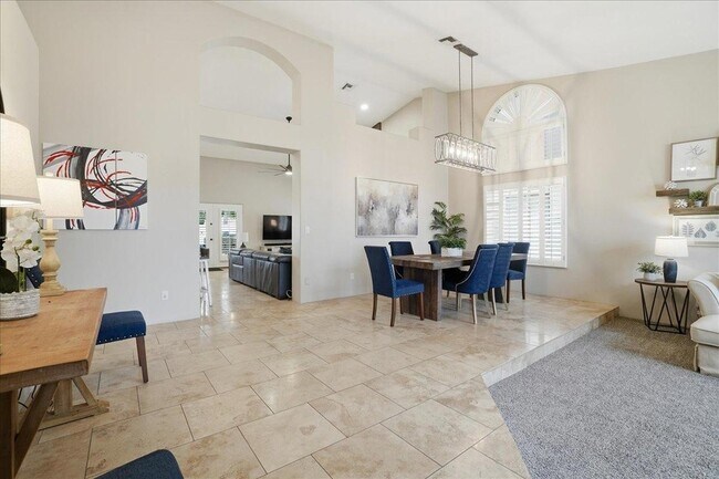 Building Photo - 1909 E Coral Tree Dr