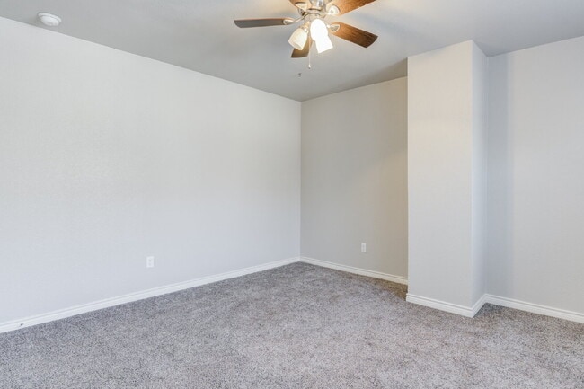 Building Photo - Two Story, 2 Bed / 1.5 Bath Duplex with Mo...