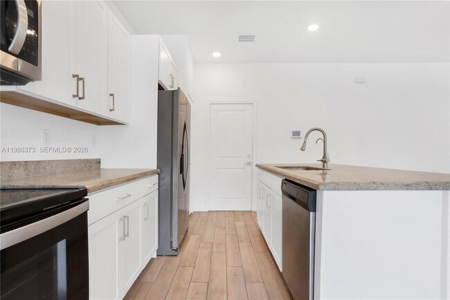 Building Photo - 846 SE 19th St