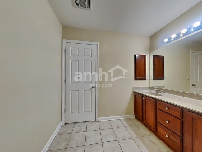 Building Photo - 2116 Benchmark Dr SW