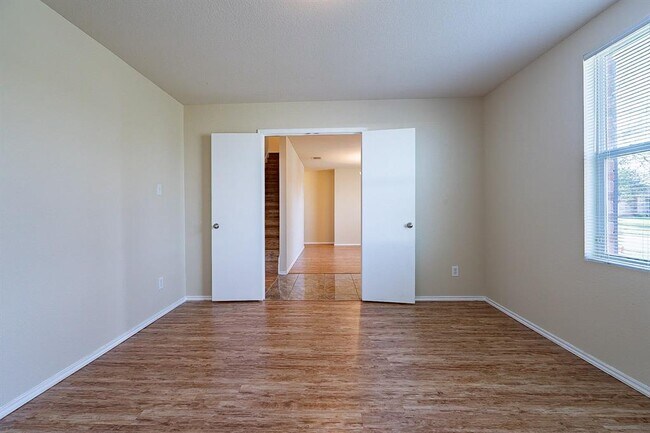 Building Photo - 1000 Bumble Bee Dr