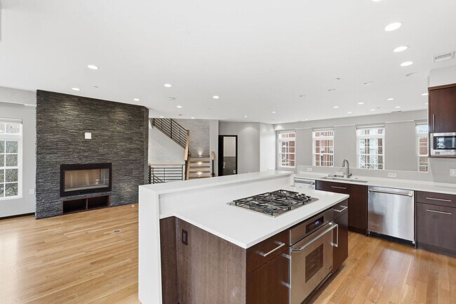 Building Photo - This exceptional West Market location is just steps from Reston Town Center, offering convenient ...