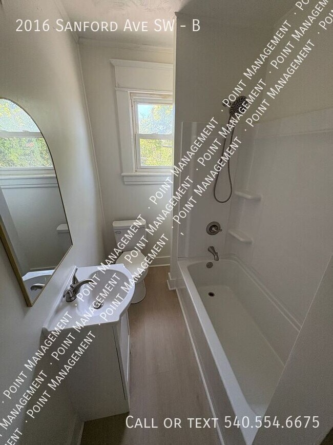 Building Photo - 2016 Sanford Ave SW