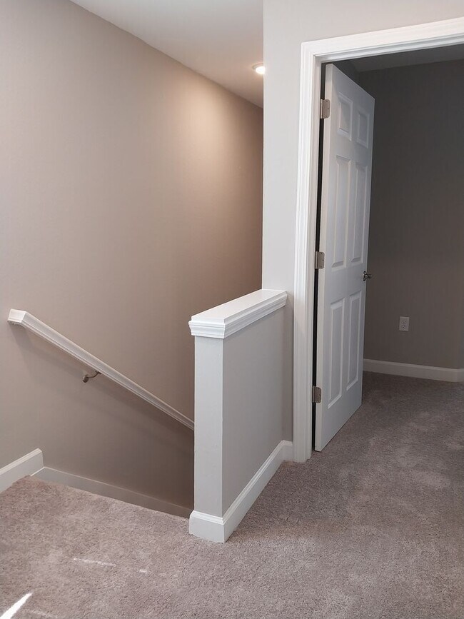 Building Photo - Gorgeous 3 Bedroom 2.5 Bath Townhome