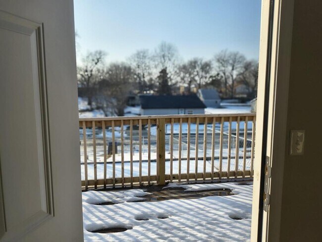 Building Photo - 1007 N Quincy Ave