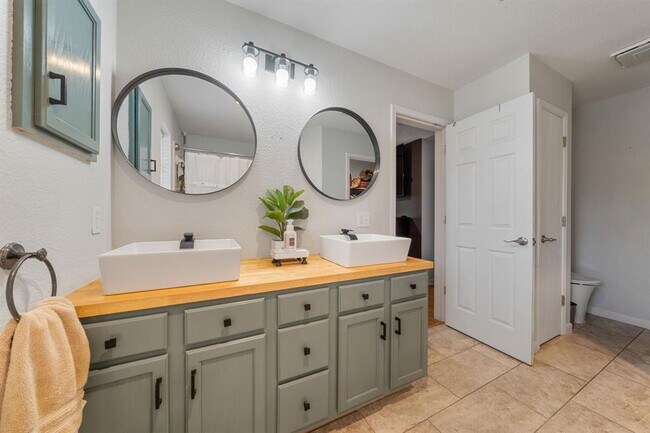 Building Photo - 301 Zebra Dr