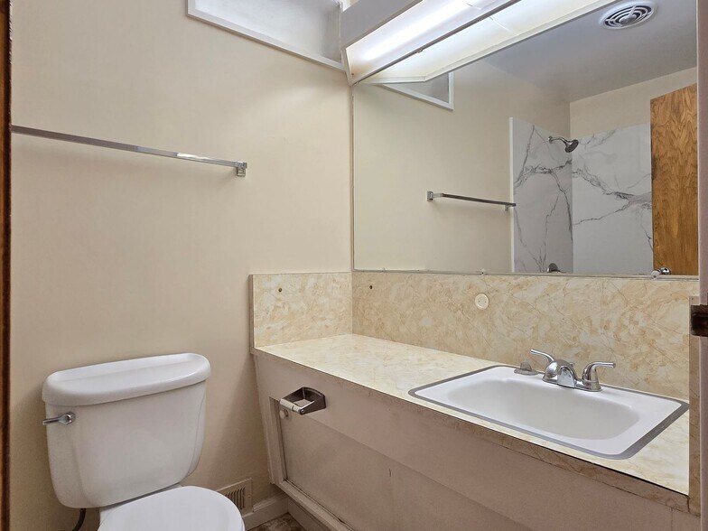 Building Photo - 1542 Parkview Ave