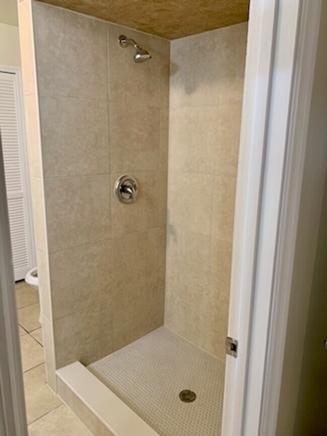 Building Photo - Priced to Rent 3/2