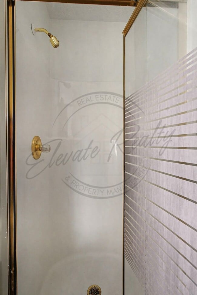 Building Photo - Three Bedroom Brick Home in Hendersonville!