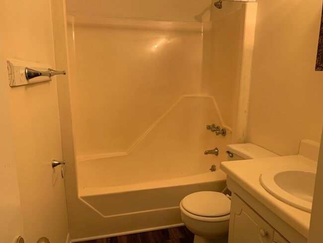 Building Photo - One-month FREE rent!