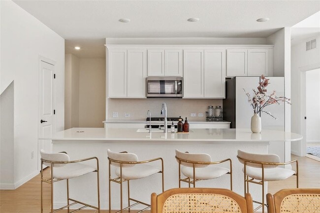 Building Photo - 304 Regatta Trl