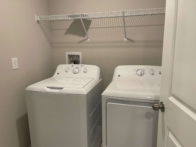 Building Photo - "Spacious 4-Bed Oasis with 2.5 Baths on Ra...
