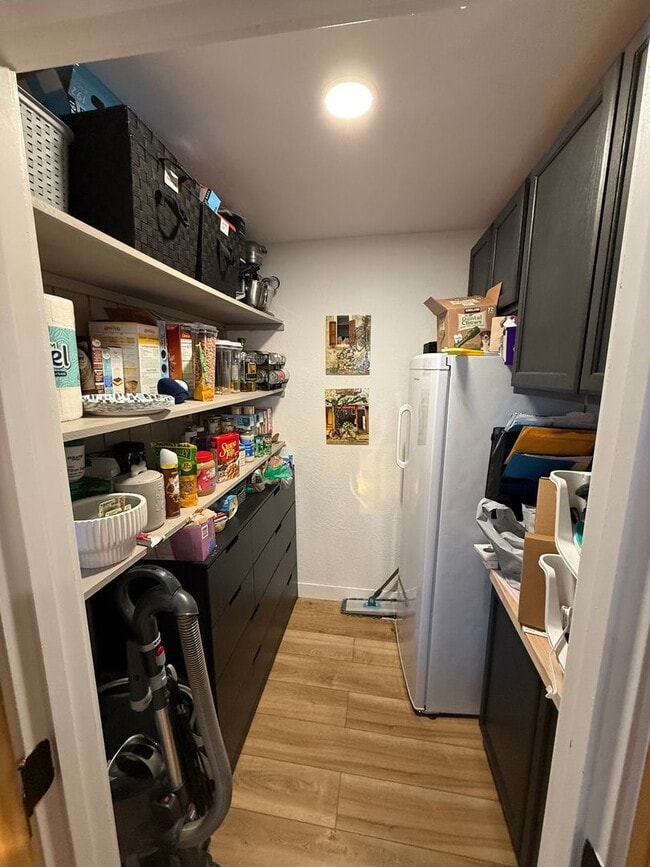 Building Photo - 4-bedroom home in Fairbanks / Dog friendly / Natural Gas