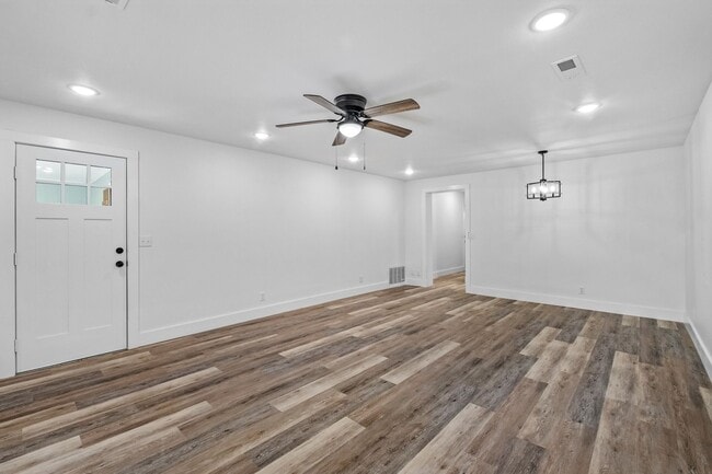 Building Photo - 4024 E Wagon Wheel Rd