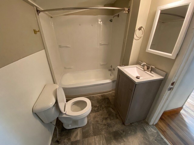 Building Photo - 946 Adams St