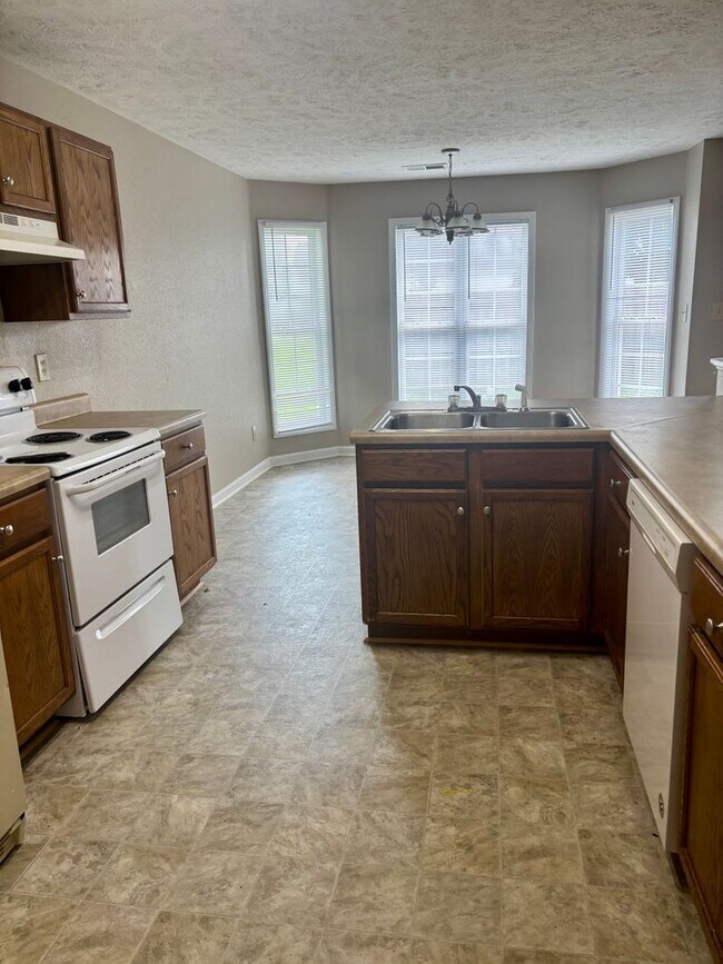 Building Photo - 3 Bedroom 2 Bath House