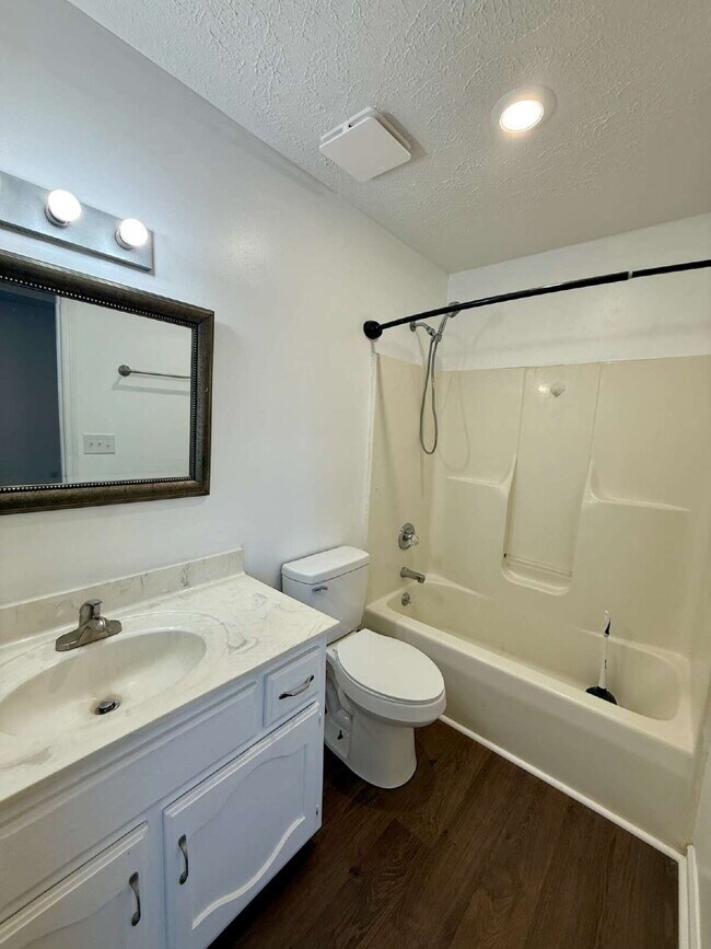 Building Photo - 3 Bedroom / 2 Bathroom Home in Springfield