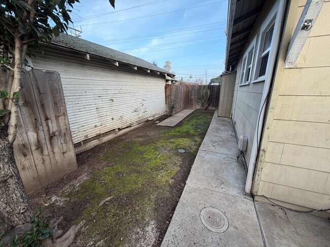 Building Photo - 2 Bed 1 Bath w/ garage & laundry