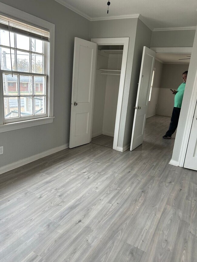 Building Photo - 901 Columbia St