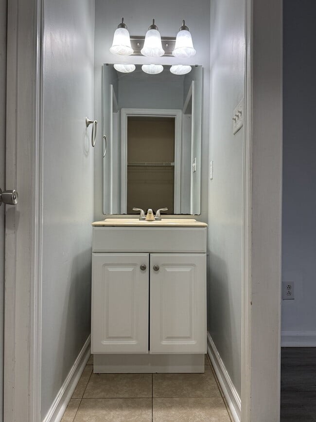 Building Photo - Beautiful 3 Bedroom, 2 Bath Home-3016 E. Windgate Ct.