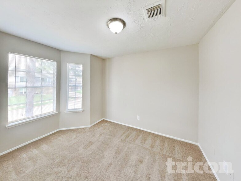 Building Photo - 8522 Lake Crystal Dr