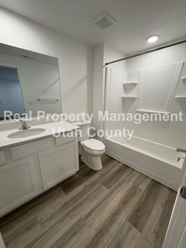 Building Photo - 837 E Oakum Ln