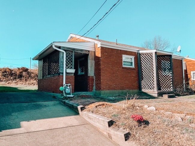 Building Photo - 125 Delrose Dr