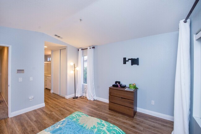 Building Photo - Beautiful Townhouse in the desirable Anaheim Packing District!