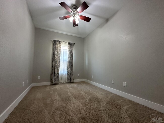 Building Photo - 923 E Belmont St