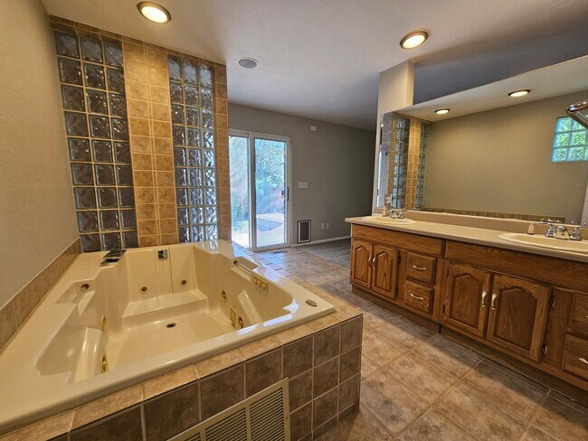 Building Photo - Virginia Village Home New Paint, Carpet, Blinds Backs up to Cherry Creek Trail