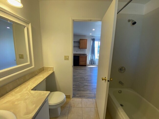 Building Photo - Spacious 3 Bed/2 Bath Duplex~ PG&E & Water...