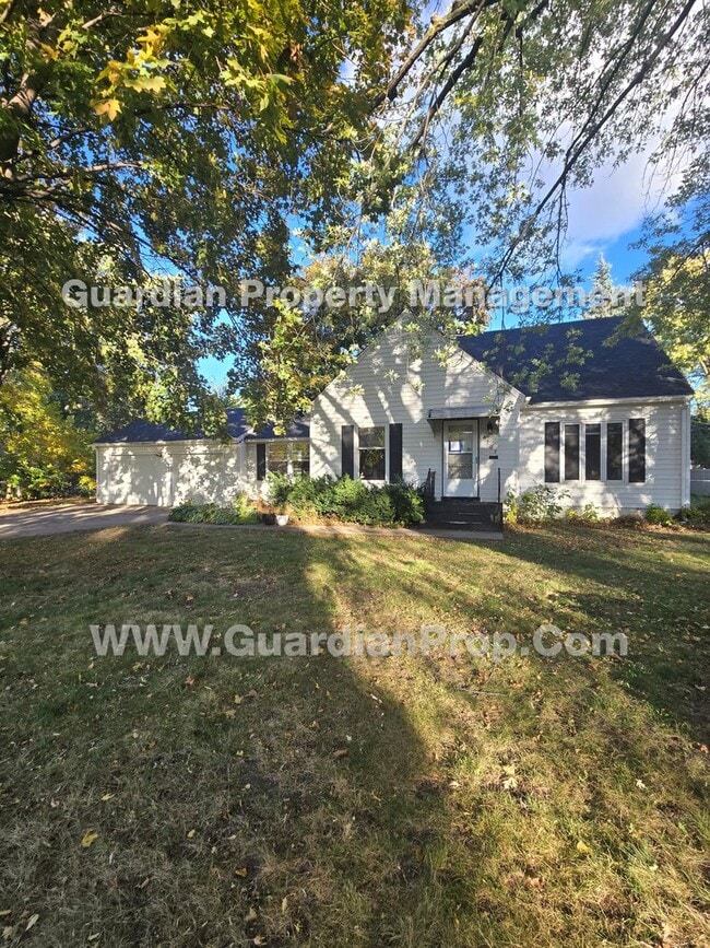 Building Photo - Move-in special and available Now! Bloomington Single Family Home, 2 Car Garage, new kitchen appl...