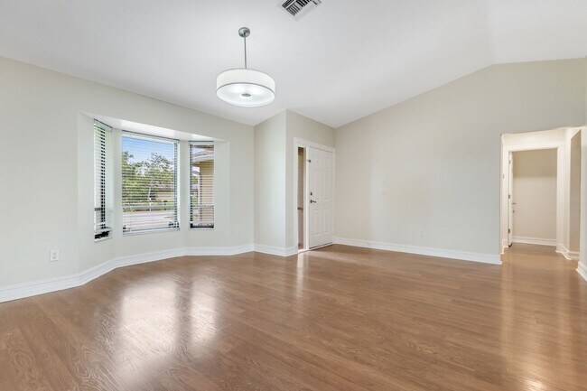 Building Photo - ** GOLDEN GATE CITY ** 3 BED + DEN / 2 BAT...