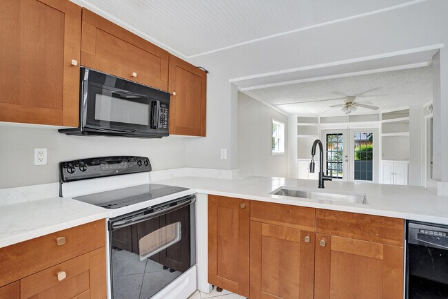 Building Photo - 10585 Royal Palm Blvd