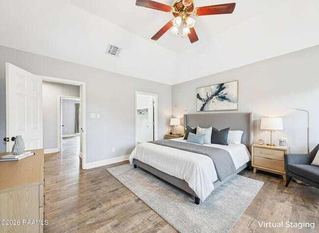 Building Photo - 115 La Rue Vil