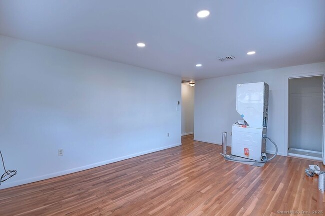 Building Photo - 139 Phyllis Dr