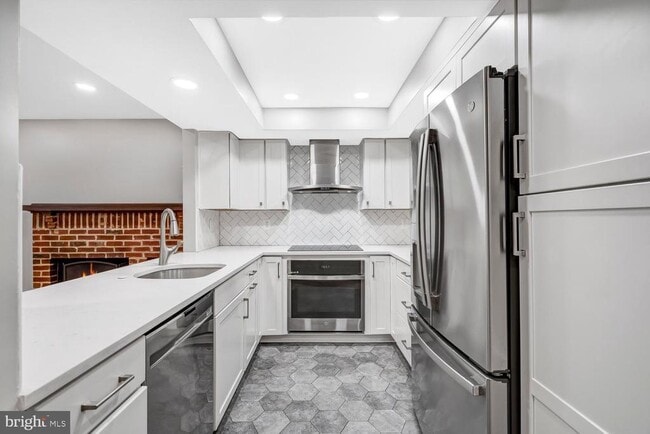 Building Photo - 2540 S Walter Reed Dr