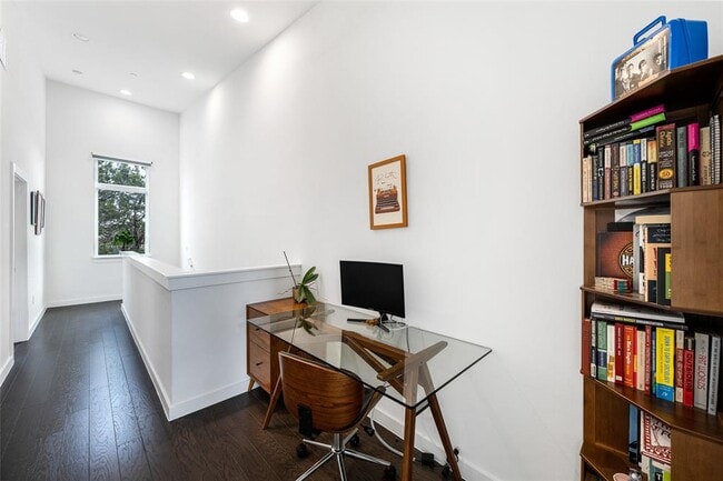 Building Photo - 814 N Bluff Dr