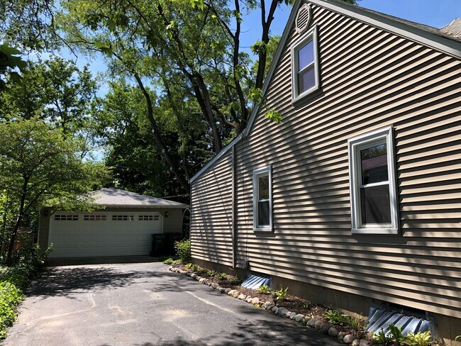 Building Photo - Well Maintained 3Bed/2Bath Single Family HUGE Backyard!