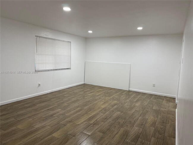 Building Photo - 617 NW 3rd Ave