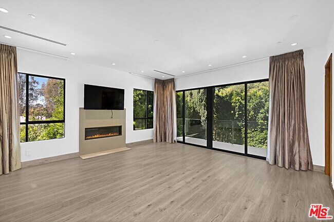 Building Photo - 11200 Dona Lola Dr