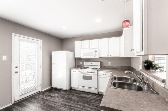 Building Photo - 180 Onyx Lake Dr