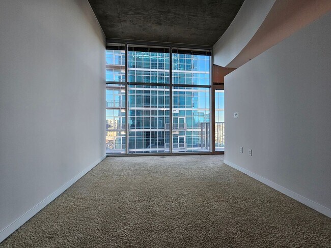 Building Photo - Glass House 1 Bed 1 Bath High Rise Condo w/ Mountain & City Views!!