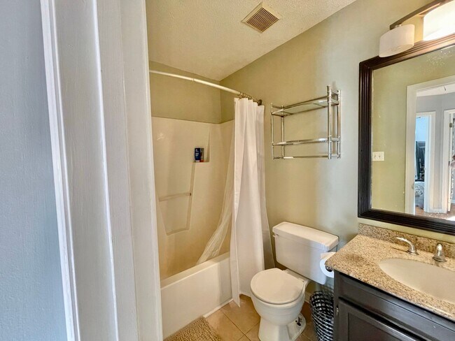 Building Photo - 3 Bedroom 2.5 Bathroom Home w/ 1 car garag...