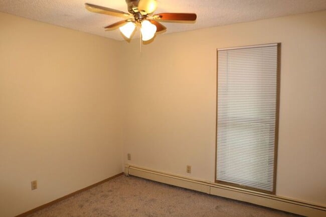 Building Photo - $925 | 2 Bedroom, 1 Bathroom Apartment | N...