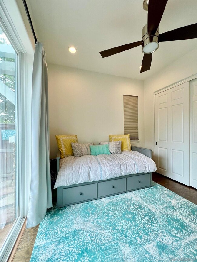 Building Photo - 517 N Cedros Ave