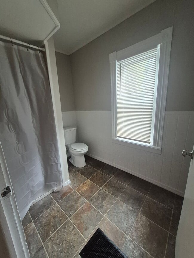 Building Photo - 4 Bedroom 2 Bath Single Family House!